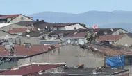 Sultangazi’de çatı katında çıkan yangın mahalleyi hareketlendirdi