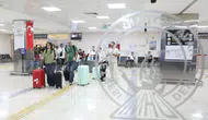 İlk uçuşun yolcuları Van’da çiçeklerle karşılandı Tahran’dan 80 turist geldi
