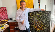 Bir eliyle sanat tarihine imza atıyor