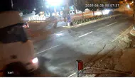 Gece yarısı ters yönde giden otomobil, yakıt yüklü tıra saniyelerle yakalandı
