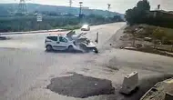 Kavşakta çarpıştılar, 2 kişi araçta sıkıştı