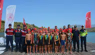 Manavgat'ta zaferin gururu sulara yansıdı: 31 genç sporcu bayrak için kulaç attı