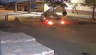 Karasu’da sürücünün fark etmediği çukur aracı yuttu
