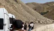 Yüksekova yolunda dev kaya parçaları trafiği durdurdu