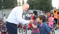 Canik’te camiye giden çocuklar ödüllerini alıyor