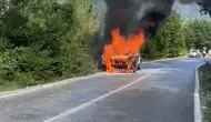 Bartın İnkumu yolunda seyir halindeki araç yanarak kül oldu