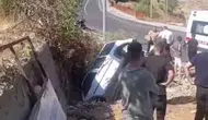 Sason girişinde iki araç çarpıştı biri çukura uçtu