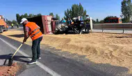 Yabancı plakalı cip traktöre çarptı, savrulan römork kaymakamın makam aracına vurdu