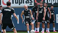 Beşiktaş’ın yeni yıldızı Trossard sahaya indi