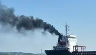 Sarayburnu açıklarında gemiden yükselen dumanlar alarm verdirdi