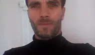 Annesine taciz mesajı atan kişiyi demir çubukla öldürdü