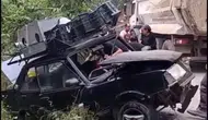 Dehşet anları: Hafriyat kamyonu ile otomobil çarpıştı, 6'sı çocuk 9 kişi yaralandı