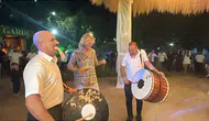 Kapadokya’da turistler sünnet düğününe dahil olup halay çekti