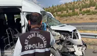 Ankara çevre yolunda servis minibüsü TIR'a çarptı