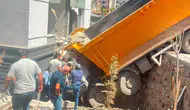 Malatya’da hafriyat kamyonu binaya daldı