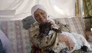 Gümüşhane'de evin yeni üyesi biberonla beslenen kuzu Boncuk