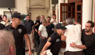 Adana’da servisçilerin belediye önündeki plaka eylemine polis müdahalesi
