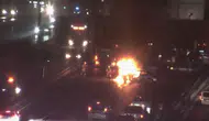 Bahçelievler'de kaza sonrası yanan araç trafiği kilitledi