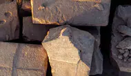 Piramitlerin zirvesine tırmanan turistlerin bıraktığı izler görüntülendi