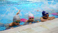 Antalya’da çocuklar ücretsiz yüzme dersleriyle serinliyor