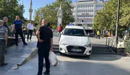 Tekirdağ'da otomobil merdivenleri engelli rampası sanınca askıda kaldı