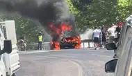 Seydikemer yolunda yanan araç trafiği kilitledi