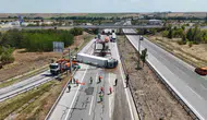 Edirne’de devrilen tır Avrupa Otoyolu’nu kilitledi