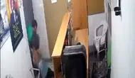 Adana'da kadına şiddet uygulayan şahıs kamera görüntüleriyle yakalandı