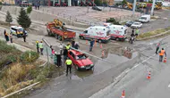 Park halindeki otomobilin üzerine devrilen direkler aracı tanınmaz hale getirdi
