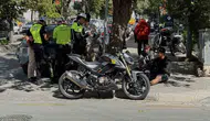 Menteşe'de korkutan kavşak kazası: Motosikletli direğe çarparak durabildi