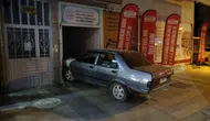 Malatya'da korkutan kaza: Kontrolden çıkan otomobil dershanenin içine daldı