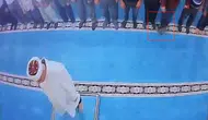 İbadethanede vicdansızlık: Namaz sırasında kediyi tekmeleyen şahıs yakalandı