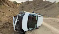 Hakkari'de korkunç kaza: Virajı alamayan otomobil takla attı