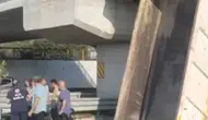 Adana'da şaşkına çeviren kaza: Seyir halindeki kamyon köprüye saplandı