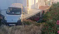 Kuşadası'nda korku dolu anlar: Otomobil birinci katın verandasına uçtu