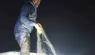 Kovada Gölü'nde gece operasyonu: Kaçak avcıların ağına takılan balıklar özgürlüğüne kavuştu