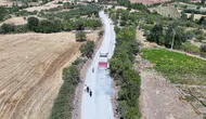 Çeyrek asırlık bekleyiş sona erdi: 1999'dan beri toprak olan yola ilk asfalt döküldü