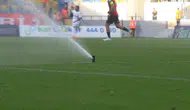 Süper Lig'de şaşkına çeviren an: Oyun alanı bir anda göle döndü