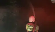 Besni'de gece yarısı dehşeti: İki katlı ev küle döndü