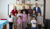 Efeler'de okul zili bu kez başkanla birlikte çaldı: Sıraya oturdu, çocukların heyecanına ortak oldu