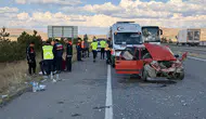 Sivas-Kayseri yolunda dehşet anları: Otomobil TIR'a çarptı, 6 kişi hastanelik oldu