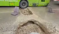 Adana'da yağmurun ardından yol çöktü: Belediye otobüsü çukura saplandı