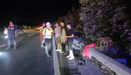 Manisa'da gece yarısı dehşeti: Bariyerlere sıkışan sürücü için zamana karşı yarış