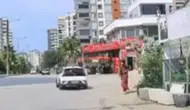 Adana'da saniyelerle gelen mucize: Kontrolden çıkan otomobil dehşet saçıyordu