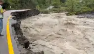 Geyve'de korkutan anlar: Karaçay Deresi'nin taşmasıyla yol yarıldı