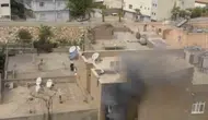 Nusaybin'de korku dolu anlar: Balkonda mahsur kalan iki kişi son anda kurtarıldı