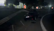 Basın Ekspres Yolu'nda gece yarısı dehşeti: Virajı alamayan otomobil refüje saplandı