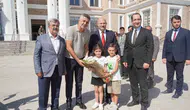 Protokolde çocuk neşesi: Vali ve vekilin çiçek kavgası ’o piti piti’ ile çözüldü