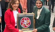 Asırlık makinenin ilmeklerinde hayat bulan tarih: Bakan Göktaş'a özel hediye