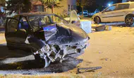 Edirne'de geceyi hareketlendiren kaza: Park halindeki aracı hurdaya çevirdi